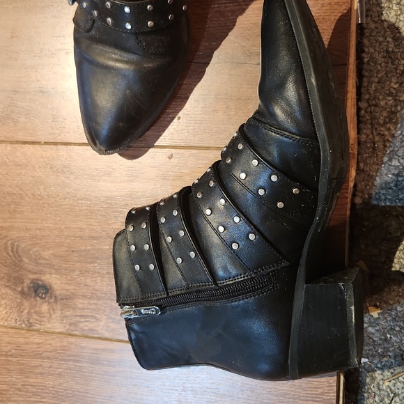 Boots - Picture 4 of 6